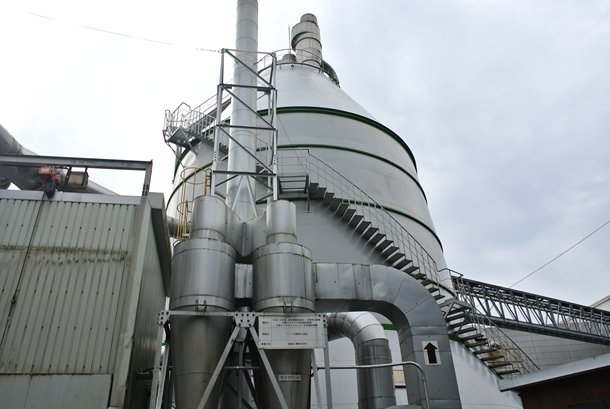 発電設備の中でも象徴的な、銘建工業社内にあるサイロ。かんなくずをここに貯蔵し、ボイラーに送る