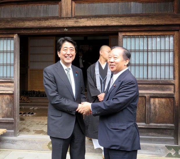 マスコミのリクエストで安部首相と握手　（ｃ）朝日新聞社　＠＠写禁