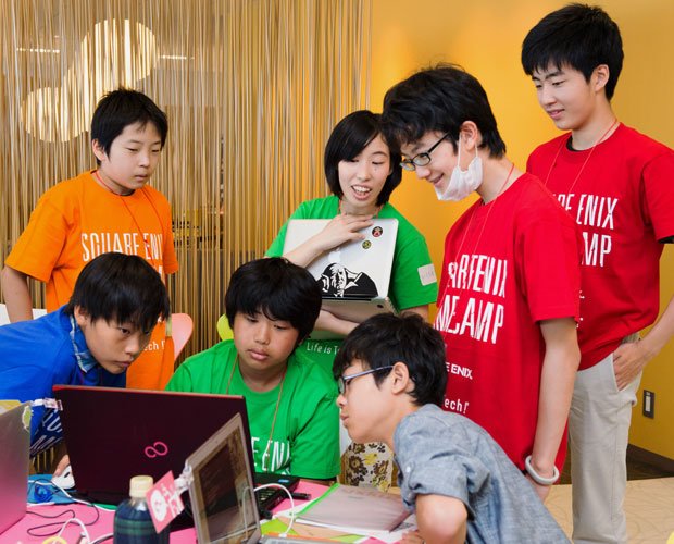 東京・新宿のスクウェア・エニックス本社内で。キャンプは６月上旬と中旬に各２日間開催、計約２００人が参加した。ダウンロードした教科書を見ながら、シューティングゲームなどのプログラミングを進める（撮影／写真部・大嶋千尋）