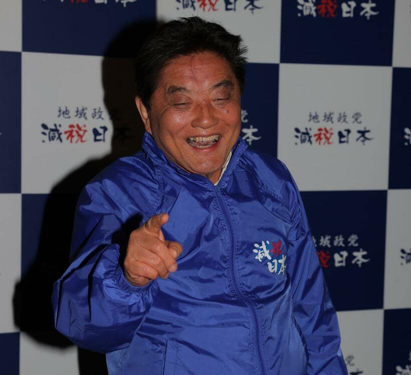 愛知県議選の結果などがわかり笑顔で取材に応じる河村たかし名古屋市長＝４月１０日午前０時４４分