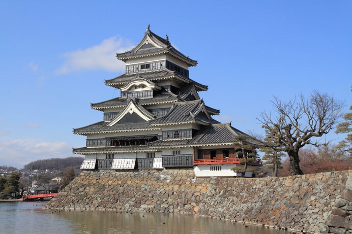 「烏城」とも呼ばれる「松本城」