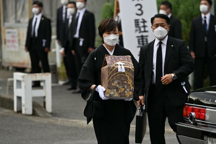 安倍晋三元首相の遺骨を手に式場に到着した妻の昭恵さん（代表撮影）