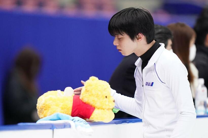 練習中、プーさんをなでる羽生結弦