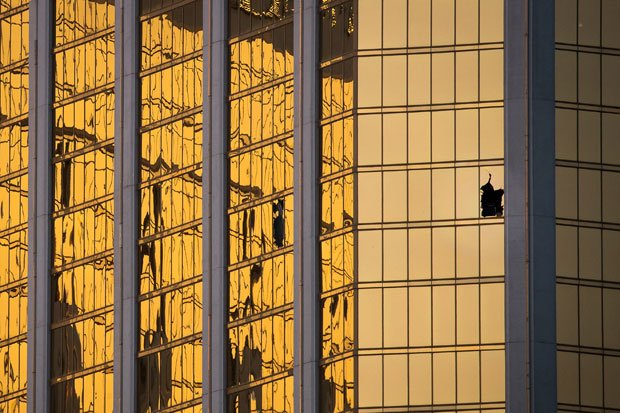 スティーブン・パドック容疑者が銃を構えた32階の窓には大きな穴。英デイリー・メール紙が入手し公開した犯行直後の部屋の写真では、容疑者は床で息絶え、戦場で使われるほどの殺傷能力を持つ武器が転がっていた（写真／ｇｅｔｔｙｉｍａｇｅｓ）