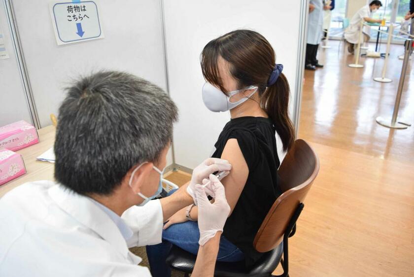 ワクチン接種が全世代に進んできている。さまざまな情報が氾濫する中、正しい情報がわからずに不安が大きくなっている人もいる　（ｃ）朝日新聞社