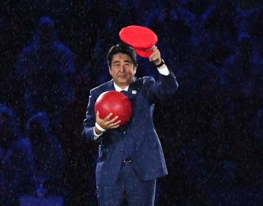 リオ五輪閉会式に登場した安倍晋三首相　（ｃ）朝日新聞社