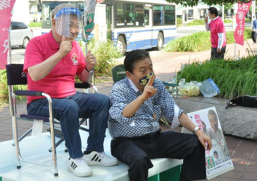 街頭で2020年10月、愛知県知事リコール署名を訴えた河村たかし・名古屋市長（中央）と高須克弥・高須クリニック院長（C)朝日