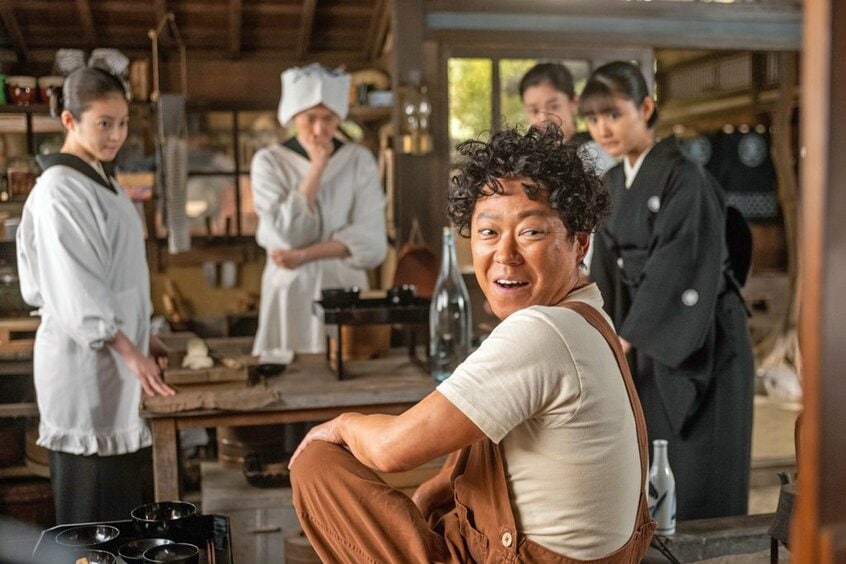 「あんぱん」第80話では、朝田釜次（吉田鋼太郎）の葬儀が営まれる中、屋村草吉（阿部サダヲ）が6年ぶりに朝田家に現れる。ヤムおんちゃん再登場にネットは歓喜！　©NHK