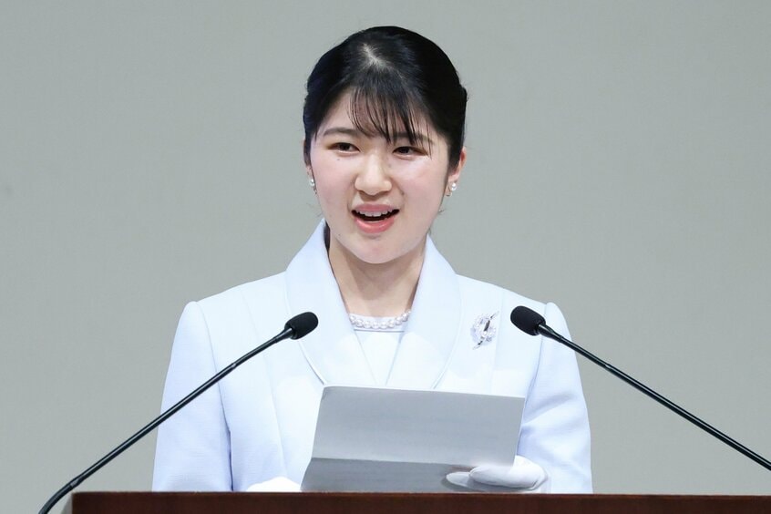 第23回世界災害救急医学会で初となる「おことば」を、落ち着いた口調で述べる愛子さま=2025年5月3日午前9時14分、東京都新宿区