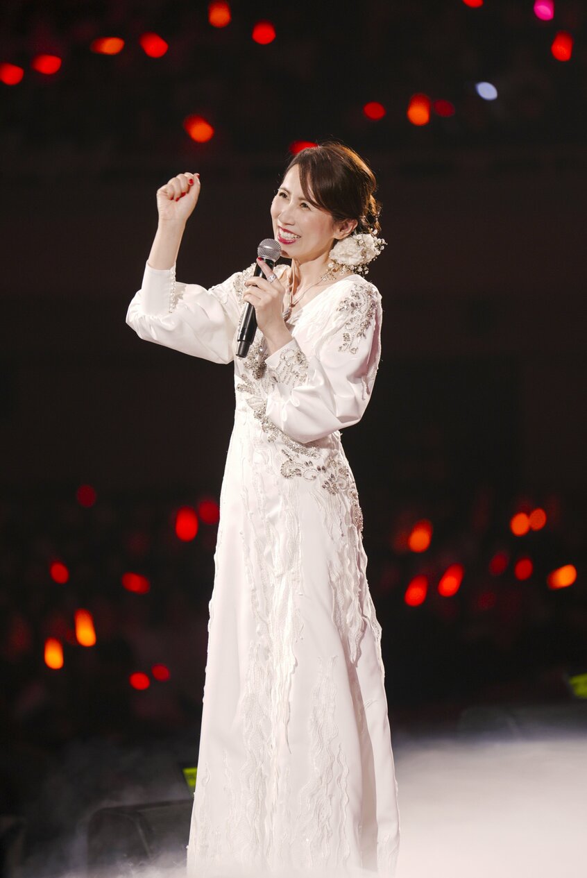 「マイ・ウェイ」を熱唱する堀井さん。その横では紙切り芸の林家二楽師匠、八楽さんが「マイ・ウェイ」に合わせてリズミカルに紙切りをするというカオスな世界が展開された(撮影:上飯坂 一)