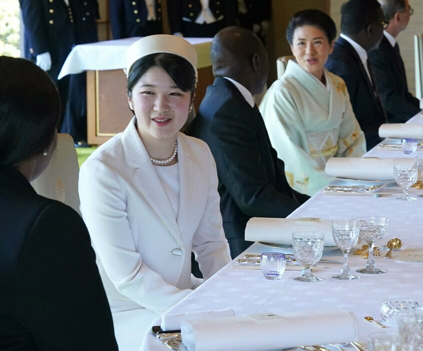 2024年2月のケニアのルト大統領夫妻との午餐で、投資貿易産業大臣らを笑顔で接遇する愛子さま。通訳者の姿は目立たず、英語で直接「おもてなし」=2024年2月9日、皇居・宮殿「連翠」