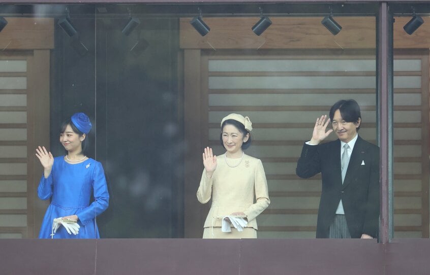 紀子さまと佳子さまは、余裕を感じさせる。秋篠宮さまは、庭で手を振る人を見つけたのか、おろした手を再び挙げてお手振りを何度も再開する優しさも＝2024月2月23日、宮殿東庭、代表撮影／JMPA