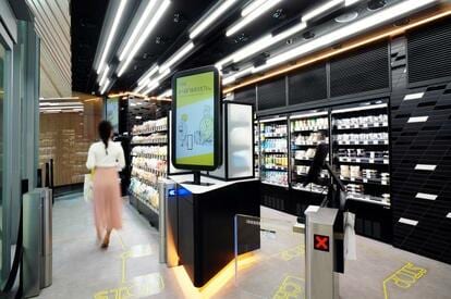 「TOUCH TO GO」の店内の様子。手前のゲートが無人のレジ(TTG社提供)