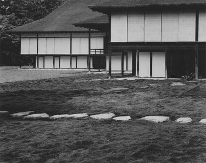 石元泰博「桂離宮 中書院東の庭から中書院、楽器の間、新御殿を望む」１９５３、５４［高知県立美術館蔵　（ｃ）高知県、石元泰博フォトセンター］