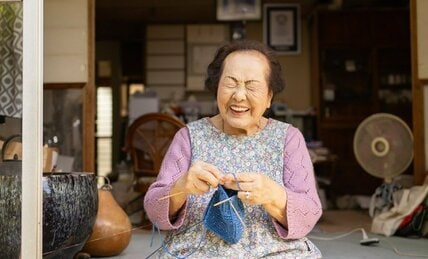 102歳現役美容部員「脳と指先の元気が一番」 編み物は健康長寿の役に立つ!?