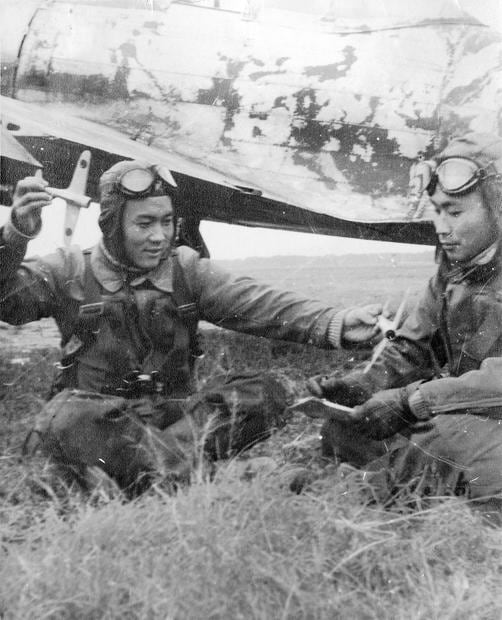 １９４４年１０月。三重県・明野教導飛行師団にて。ラッキーセブン隊の一員で、陸軍初の特攻隊「丹心隊」の一員に選ばれた佐々田眞三郎少尉（左）と談笑する大貫少尉