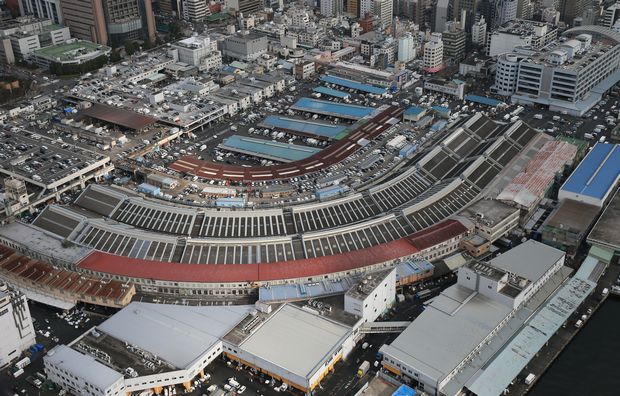 8月31日の移転延期の発表後、9月9日まで業者には何の報告もなかったという (c)朝日新聞社
