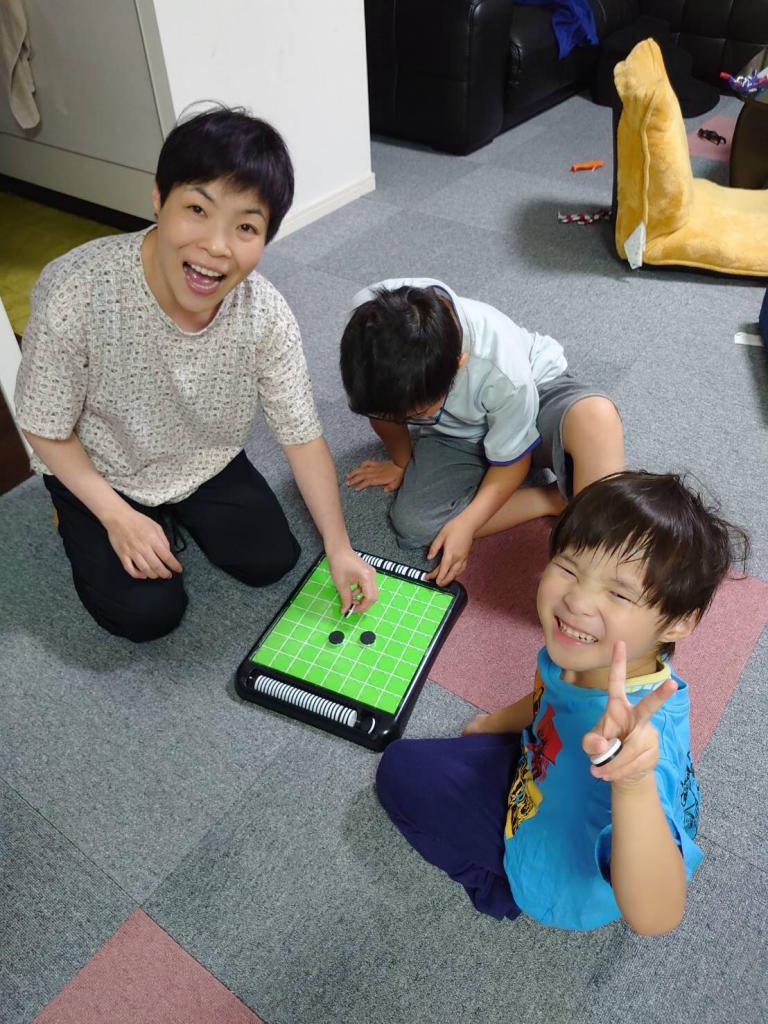 2人の息子と遊ぶ山田花子(写真=本人提供)