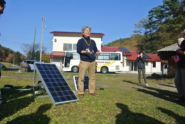 太陽光発電の仕組みを説明する、「森と風のがっこう」吉成信夫代表
