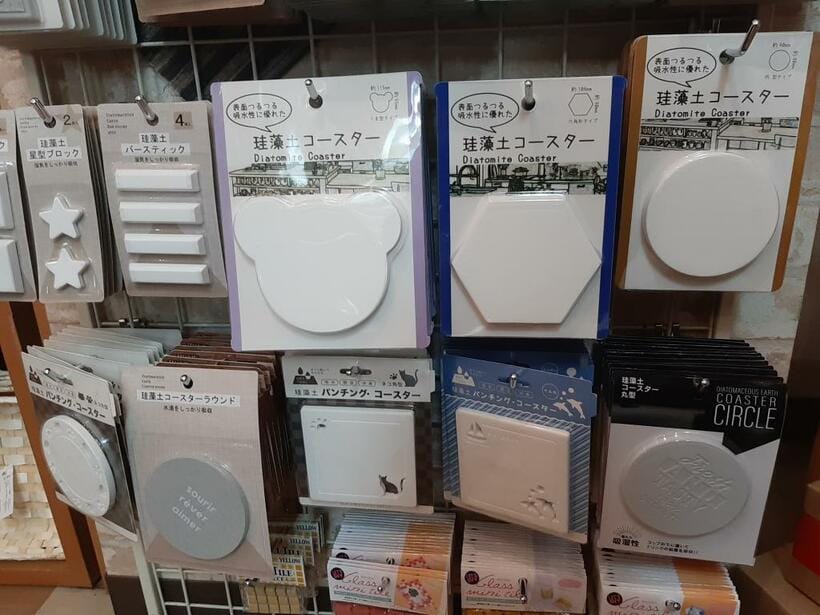 市販されている珪藻土製品（本文とは直接関係ありません）＝東京都内