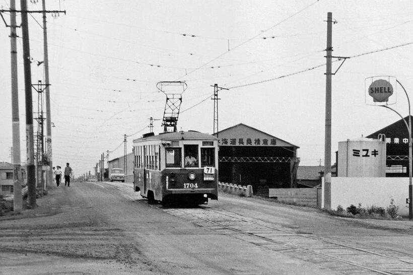 我が国の路面電車に「ワンマンカー」が初めて導入されたのは1954年で、名古屋市電の下之一色線だった。1700型5両、1600型10両のワンマンカーが投入された。長良橋～二女子（提供／花上嘉成：1963年3月）
