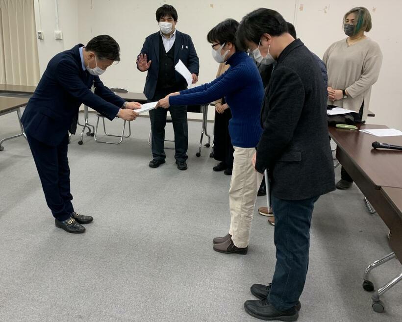 女性の支援団体からの抗議文を受け取る、神奈川区生活支援課の担当者（左）。同課では今後、対応の改善や職員の研修に取り組むという（撮影／編集部・野村昌二）