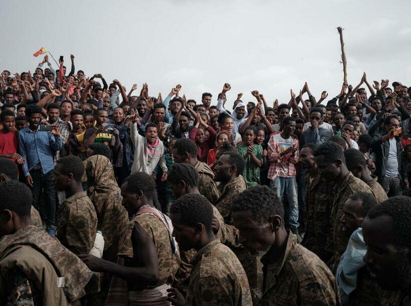 エチオピア軍の捕虜たちを見ようと沿道に集まった人々（2021年7月2日、エチオピア・メケレ。撮影：千葉康由）