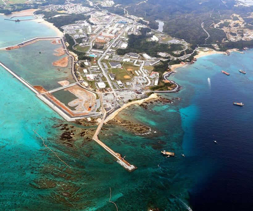 ２０１８年１２月に始まった辺野古新基地の埋め立て。軟弱地盤が見つかった大浦湾（右側）は手つかずのままだ／２０１９年１２月９日、沖縄県名護市で　（ｃ）朝日新聞社