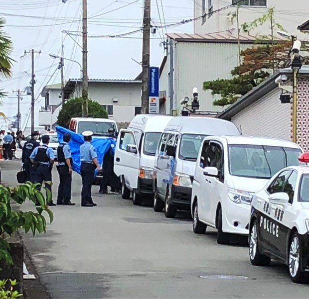 和歌山県田辺市の野崎さんの自宅で7日朝から始まった和歌山県警の捜索