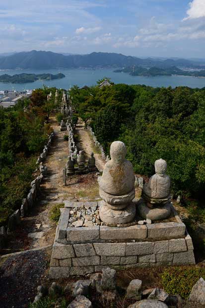 因島の北部にある白滝山の頂上。ここに因島村上水軍６代目当主・村上新蔵人吉充が観音堂を建立した。大小約７００の石仏が並ぶ（撮影／今祥雄）