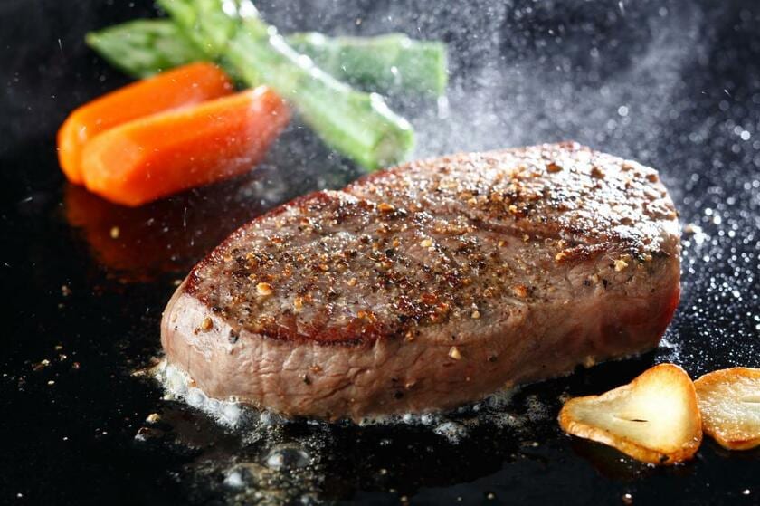 ステーキの油のはねはスポイトで作る（※写真はイメージ／iStock）