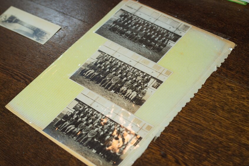 1948(昭和23)年、高等女学校を卒業した年の記念写真。「明日がやってくることの貴重さを伝えたい」(撮影:江藤大作)