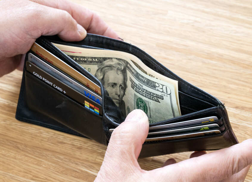 ラルフローレンの長財布に現金3万6000円。千円札が多めだったが、その理由は「割り勘のとき、私が全部千円札で払えば、万券を出す人にお釣りがいくから」。カードは6枚。楽天、ビックカメラ、大丸、ルミネ、ダイナース、三菱地所(撮影・横関一浩)