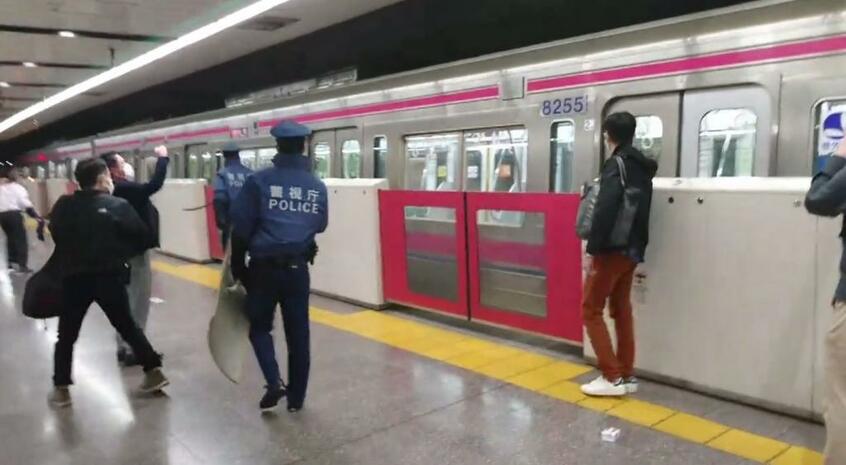 凶行に遭った乗客らはお互いが協力して逃げた。その様子はツイッター上で拡散され、事件の恐怖が伝えられた［写真：ツイッター（@siz33）の動画から］