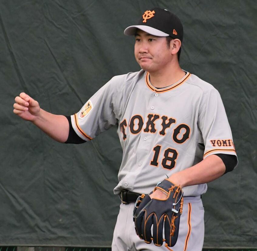 ブルペンで投球練習をする巨人・菅野智之=2月9日、那覇市 (c)朝日新聞社