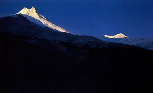 朝日に輝くヒマラヤ山脈アンナプルナ南峰(7219メートル)。ネパール側、標高約5000メートルからニコンF4・200ミリレンズで撮影