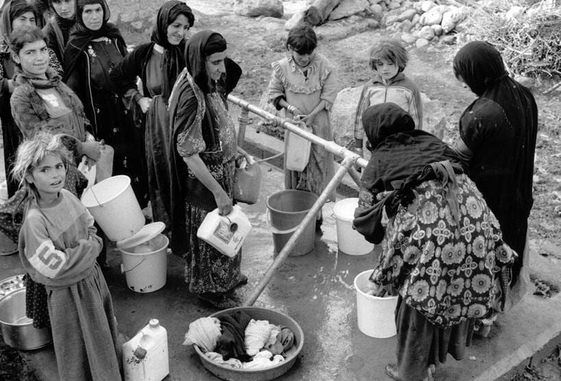 水の供給を受けるイラクの帰還難民。１９９１年１１月（UNHCR／P.Moumtzis）