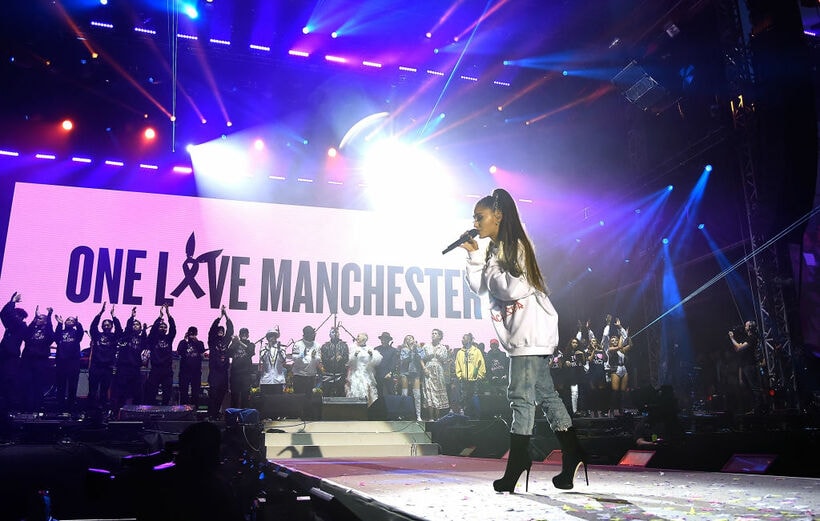英マンチェスター爆破テロから1年……アリアナ・グランデが現地ファンが自身の曲を大合唱するビデオを投稿