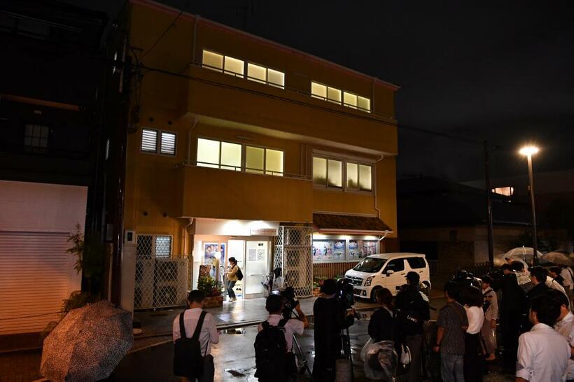 夜まで多くの人が出入りした京都アニメーションの本社　（ｃ）朝日新聞社