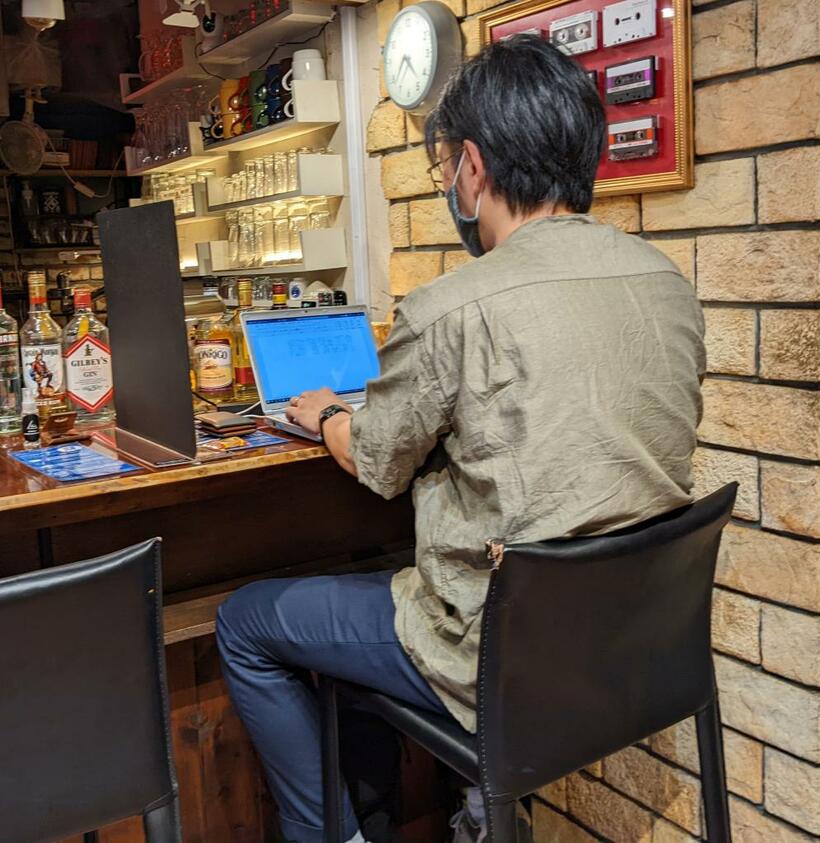 飲食物の持ち込みは自由、コーヒーなどフリードリンクの提供もある。進捗を尋ねられる際にはお菓子の差し入れも。夜には業態が変わるためカウンターには酒瓶が並ぶ