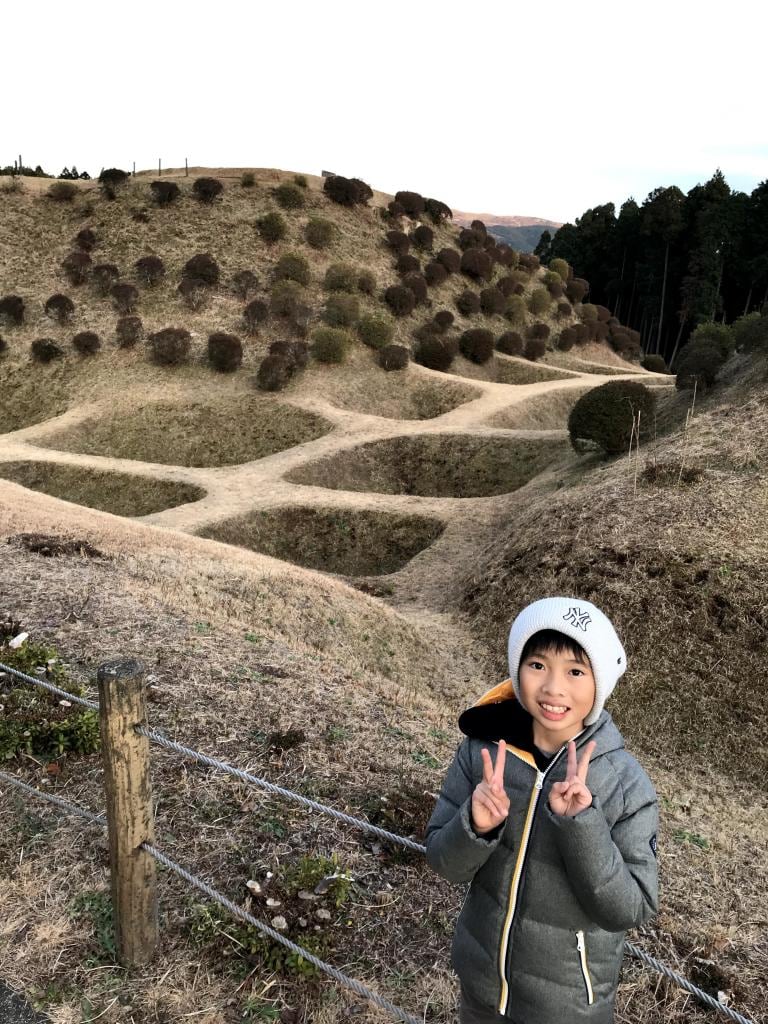 『最強の城へタイムワープ』にも登場する山中城。障子堀が見える（写真　栗原さん提供）