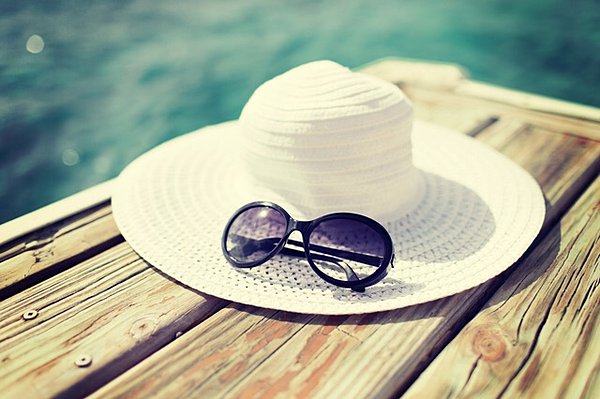 憧れます。夏の帽子とサングラス。