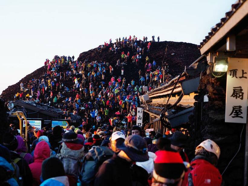 吉田・須走口山頂のご来光直後の光景。写真は昨年８月５日に撮影したものだが、例年、登山者で鈴なりになり、山頂はごった返す（写真：小岩井大輔さん提供）