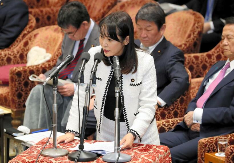 衆院予算委員会で答弁する森雅子法相　(c)朝日新聞社