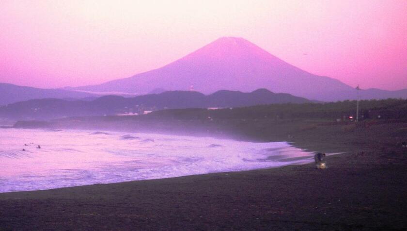 ピンク色に染まった富士山。フジヤマにもさまざまな顔がある＝神奈川県茅ケ崎市　（※写真はイメージです）