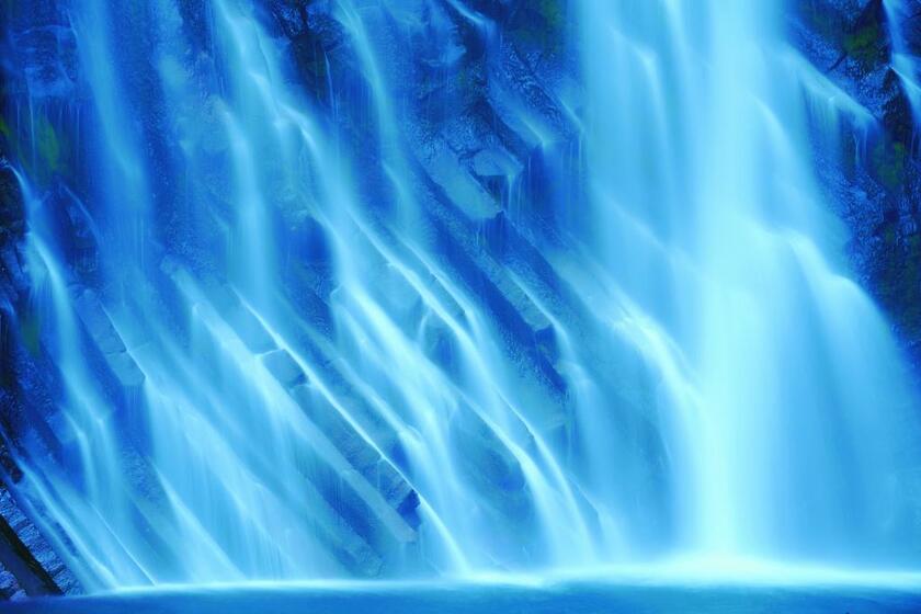 丸尾滝（鹿児島県霧島市）。日の当たらない滝の下部を望遠ズームレンズで写しとった。撮影感度ISO100、f22まで絞り込んで、2秒のスローシャッターを切った。水の流れが大きくブレて滑らかな描写に変わり、岩の節理が浮き出た。フィルム時代、薄暗い滝はこのような撮り方しかできなかった■ソニーα7R III・ FE 70～200ミリF2.8 GM OSS・ISO100・絞りf22・2秒
<br />