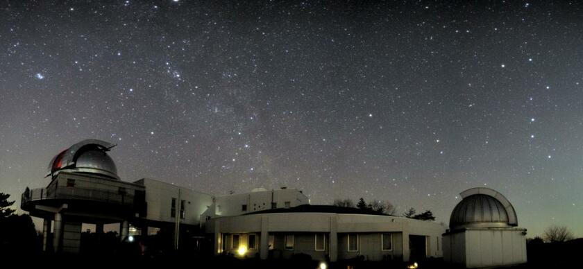 美星天文台を背景に昇る北斗七星とカシオペア座（写真提供：美星天文台）