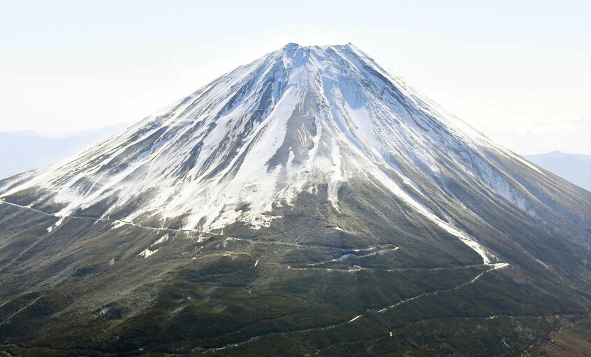 富士山登山に「通行料2000円」は高すぎる？　ゲートで「弾丸登山」を阻止　4月から山小屋予約スタート