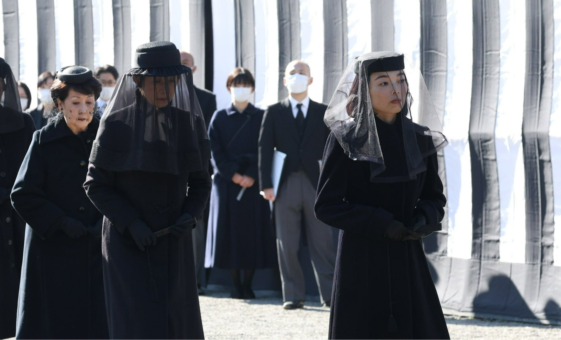 【国内配送】 百合子さまの斂葬の儀 瑶子さま「金髪ピンクメッシュ」は上品な ブースター・導入液