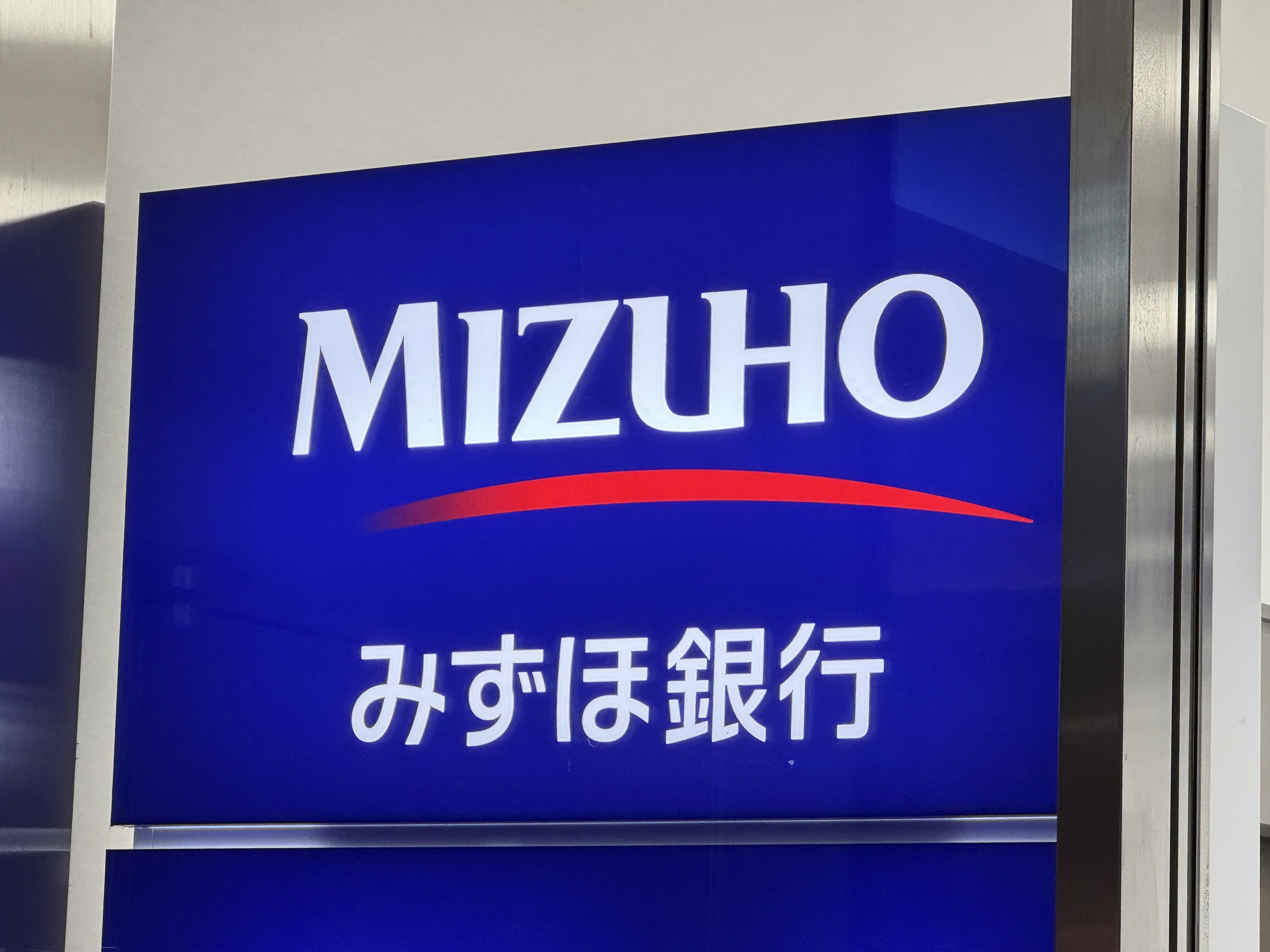 銀行強盗　女子行員　全裸 